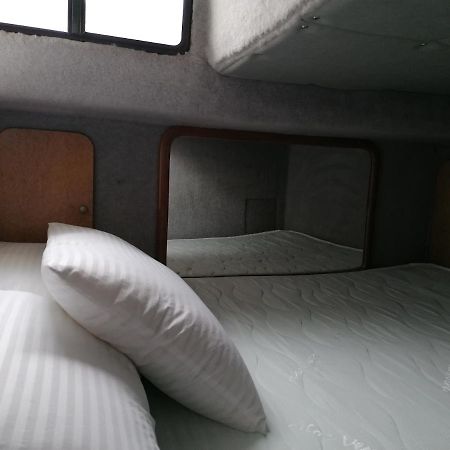 Sejour Insolite Sur Un Yacht. Bateau Hotel A Quai. 라로셸 외부 사진