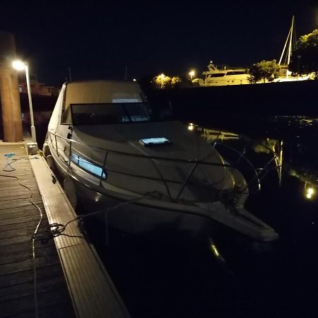 Sejour Insolite Sur Un Yacht. Bateau Hotel A Quai. 라로셸 외부 사진